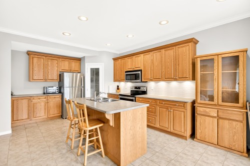 22861 127 Avenue, Maple Ridge, BC - Indoor Photo Showing Kitchen With Double Sink