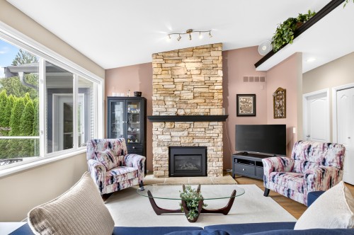 22861 127 Avenue, Maple Ridge, BC - Indoor Photo Showing Living Room With Fireplace