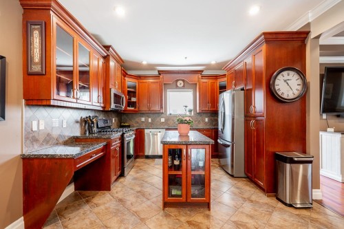 24330 102 Avenue, Maple Ridge, BC - Indoor Photo Showing Kitchen