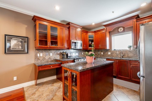 24330 102 Avenue, Maple Ridge, BC - Indoor Photo Showing Kitchen