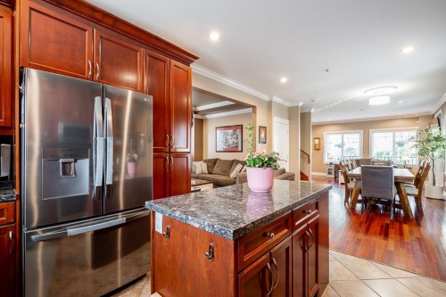 24330 102 Avenue, Maple Ridge, BC - Indoor