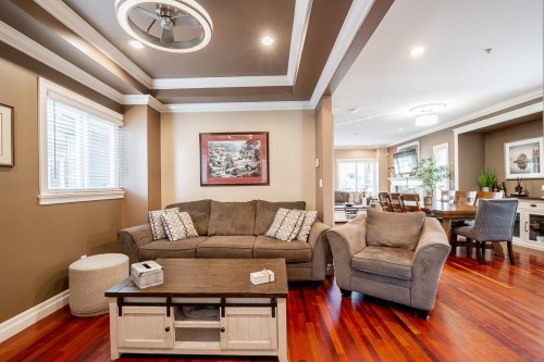 24330 102 Avenue, Maple Ridge, BC - Indoor Photo Showing Living Room