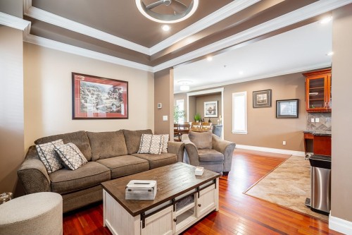 24330 102 Avenue, Maple Ridge, BC - Indoor Photo Showing Living Room