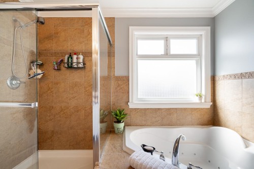 24330 102 Avenue, Maple Ridge, BC - Indoor Photo Showing Bathroom