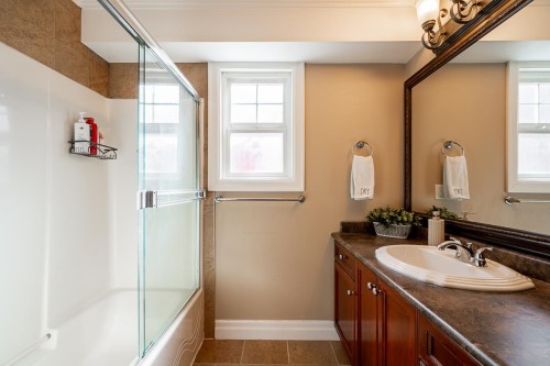 24330 102 Avenue, Maple Ridge, BC - Indoor Photo Showing Bathroom