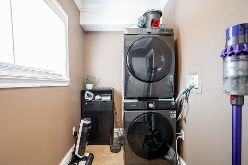 24330 102 Avenue, Maple Ridge, BC - Indoor Photo Showing Laundry Room