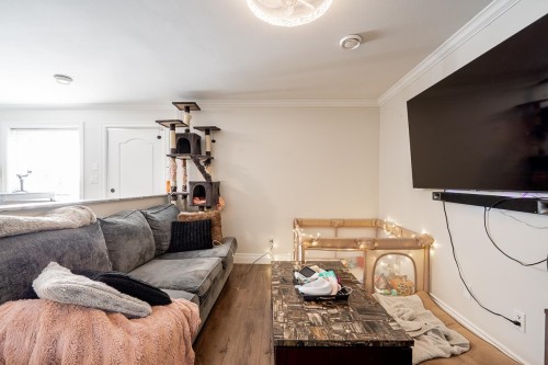 24330 102 Avenue, Maple Ridge, BC - Indoor