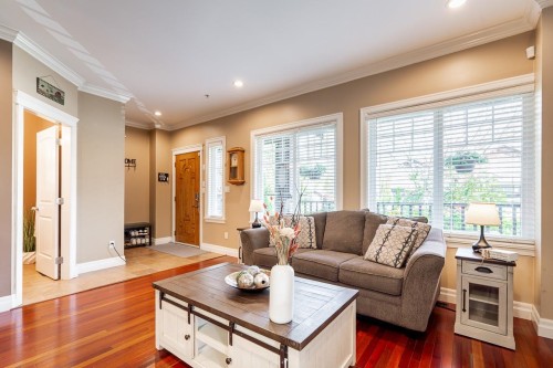 24330 102 Avenue, Maple Ridge, BC - Indoor Photo Showing Living Room