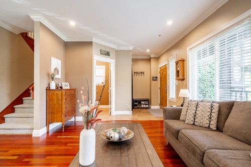 24330 102 Avenue, Maple Ridge, BC - Indoor Photo Showing Living Room