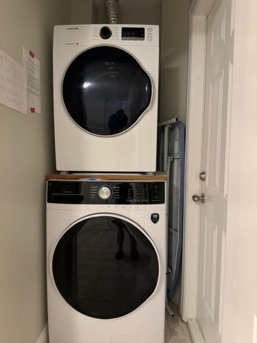 1425 Cornell Avenue, Coquitlam, BC - Indoor Photo Showing Laundry Room