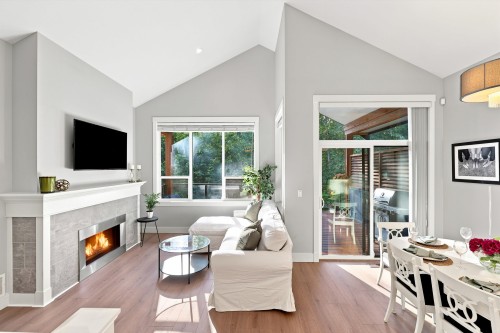 11053 Buckerfield Drive, Maple Ridge, BC - Indoor Photo Showing Living Room With Fireplace