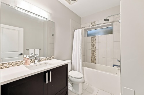 11053 Buckerfield Drive, Maple Ridge, BC - Indoor Photo Showing Bathroom