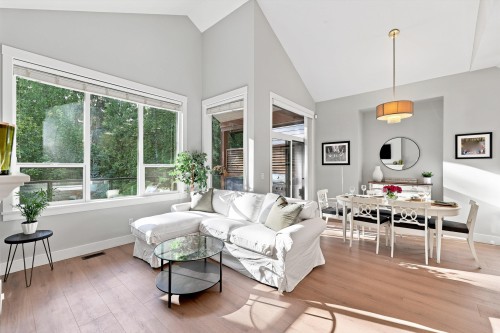 11053 Buckerfield Drive, Maple Ridge, BC - Indoor Photo Showing Living Room