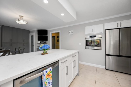 24089 Lougheed Highway, Maple Ridge, BC - Indoor Photo Showing Kitchen