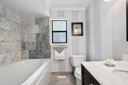 24089 Lougheed Highway, Maple Ridge, BC - Indoor Photo Showing Bathroom
