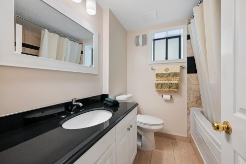 24089 Lougheed Highway, Maple Ridge, BC - Indoor Photo Showing Bathroom