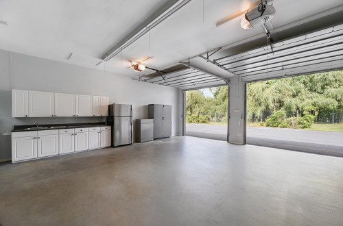 24089 Lougheed Highway, Maple Ridge, BC - Indoor
