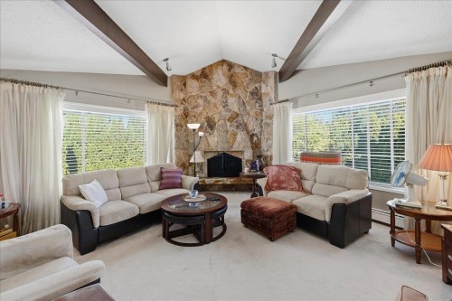 2095 31St Avenue E, Vancouver, BC - Indoor Photo Showing Living Room