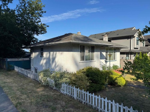 833 Scott Street  New Westminster, BC V3L 4V1