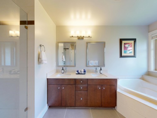 839 14Th Avenue W, Vancouver, BC - Indoor Photo Showing Bathroom