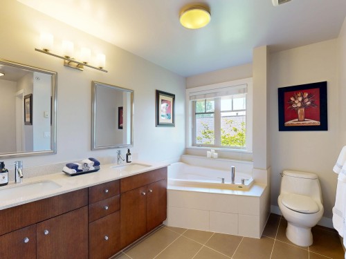 839 14Th Avenue W, Vancouver, BC - Indoor Photo Showing Bathroom