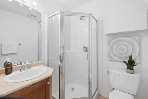 14-624 Shaw Road, Gibsons, BC - Indoor Photo Showing Bathroom