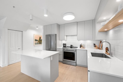 14-624 Shaw Road, Gibsons, BC - Indoor Photo Showing Kitchen With Stainless Steel Kitchen With Upgraded Kitchen