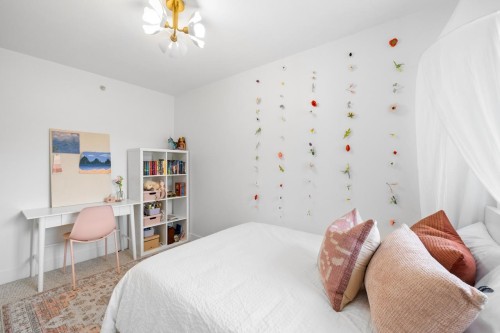 14-624 Shaw Road, Gibsons, BC - Indoor Photo Showing Bedroom