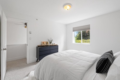 14-624 Shaw Road, Gibsons, BC - Indoor Photo Showing Bedroom