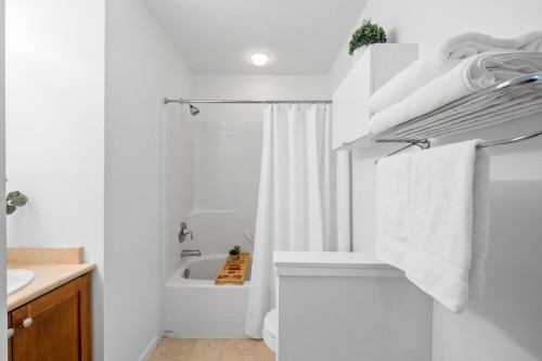 14-624 Shaw Road, Gibsons, BC - Indoor Photo Showing Bathroom