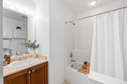 14-624 Shaw Road, Gibsons, BC - Indoor Photo Showing Bathroom