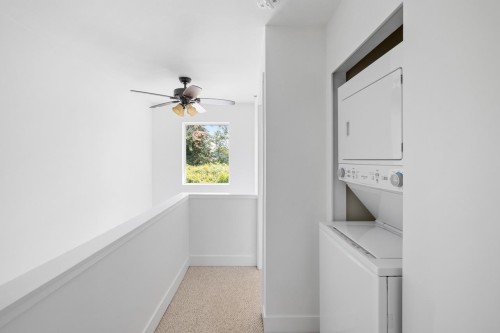 14-624 Shaw Road, Gibsons, BC - Indoor Photo Showing Laundry Room