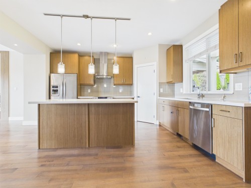 3501 Sheffield Avenue, Coquitlam, BC - Indoor Photo Showing Kitchen