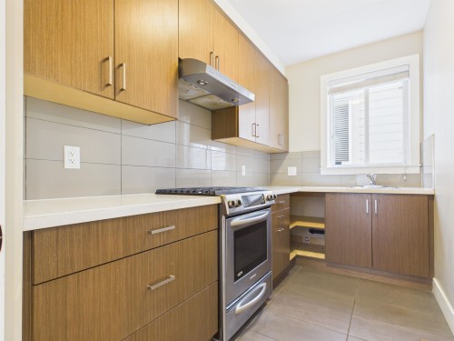 3501 Sheffield Avenue, Coquitlam, BC - Indoor Photo Showing Kitchen