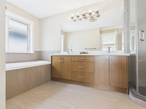 3501 Sheffield Avenue, Coquitlam, BC - Indoor Photo Showing Bathroom