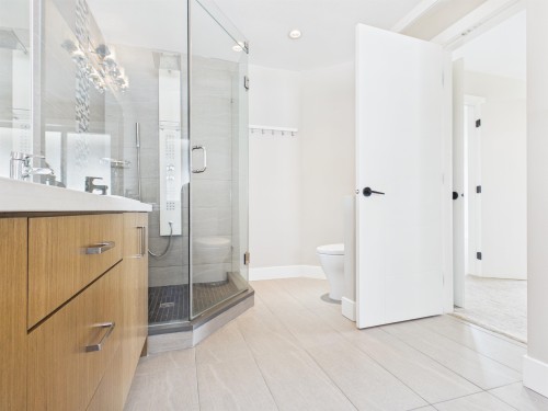 3501 Sheffield Avenue, Coquitlam, BC - Indoor Photo Showing Bathroom