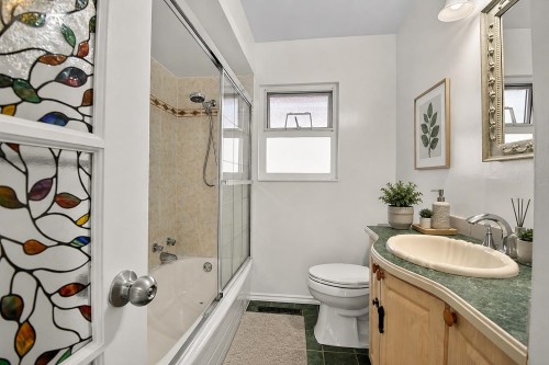 2216 41St Avenue E, Vancouver, BC - Indoor Photo Showing Bathroom