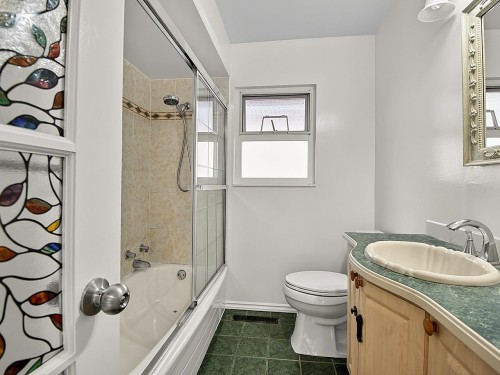 2216 41St Avenue E, Vancouver, BC - Indoor Photo Showing Bathroom