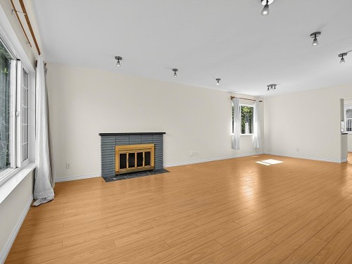 2216 41St Avenue E, Vancouver, BC - Indoor Photo Showing Living Room With Fireplace