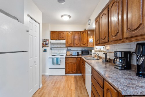 11809 230 Street, Maple Ridge, BC - Indoor Photo Showing Kitchen With Double Sink
