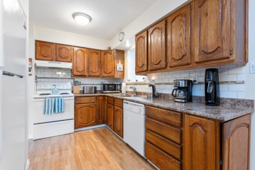11809 230 Street, Maple Ridge, BC - Indoor Photo Showing Kitchen With Double Sink