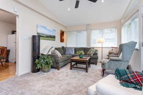 11809 230 Street, Maple Ridge, BC - Indoor Photo Showing Living Room
