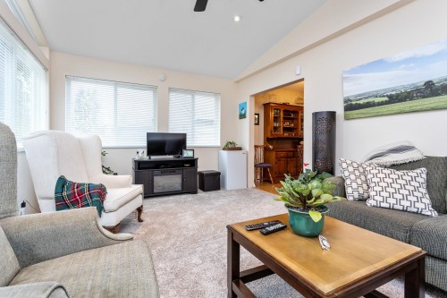 11809 230 Street, Maple Ridge, BC - Indoor Photo Showing Living Room