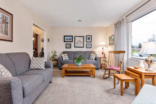 11809 230 Street, Maple Ridge, BC - Indoor Photo Showing Living Room
