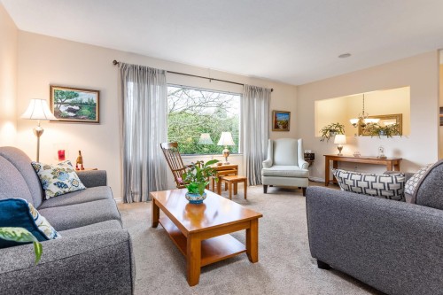 11809 230 Street, Maple Ridge, BC - Indoor Photo Showing Living Room
