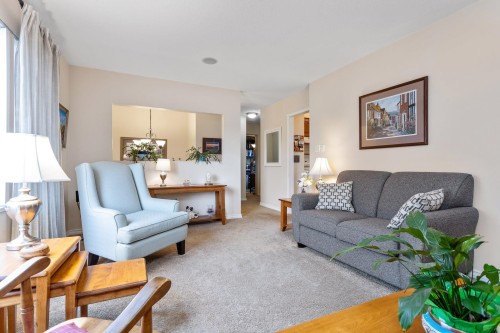 11809 230 Street, Maple Ridge, BC - Indoor Photo Showing Living Room