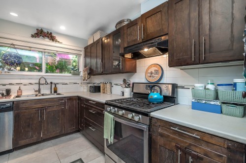 220 Cornell Way, Port Moody, BC - Indoor Photo Showing Kitchen With Double Sink
