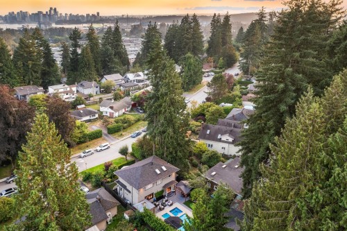 1018 19Th Street W, North Vancouver, BC 