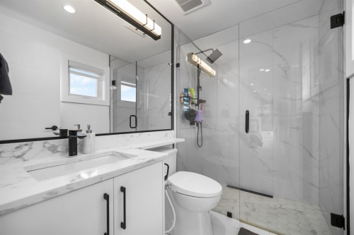 1010 Augusta Avenue, Burnaby, BC - Indoor Photo Showing Bathroom