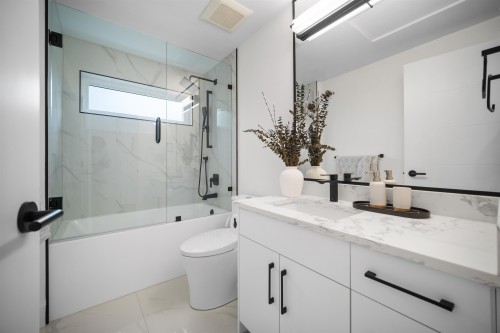 1010 Augusta Avenue, Burnaby, BC - Indoor Photo Showing Bathroom